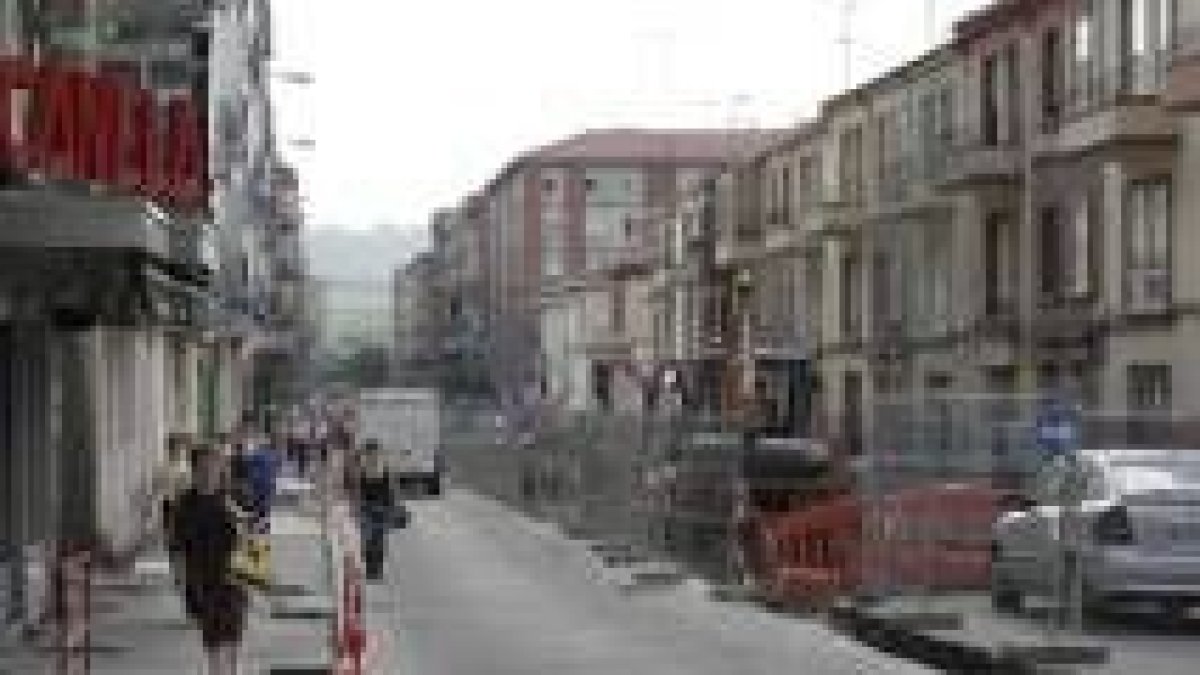 Imagen de la calle José María Fernández con las obras en una fotografía tomada ayer