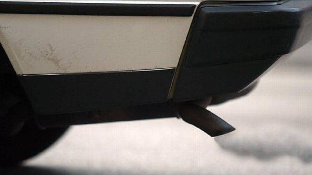 El tubo de escape de un automóvil.