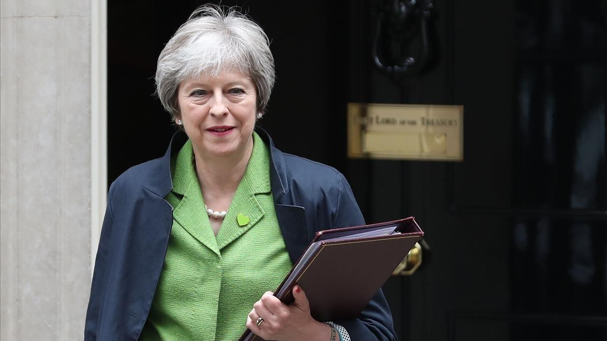 Theresa May sale de Downing Street