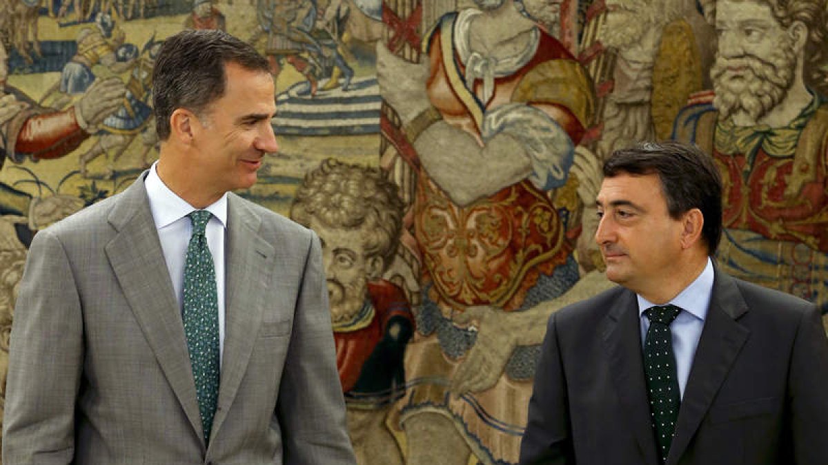 El rey recibió en su ronda de contactos al portavoz del PNV en el Congreso, Aitor Esteban. BALLESTEROS