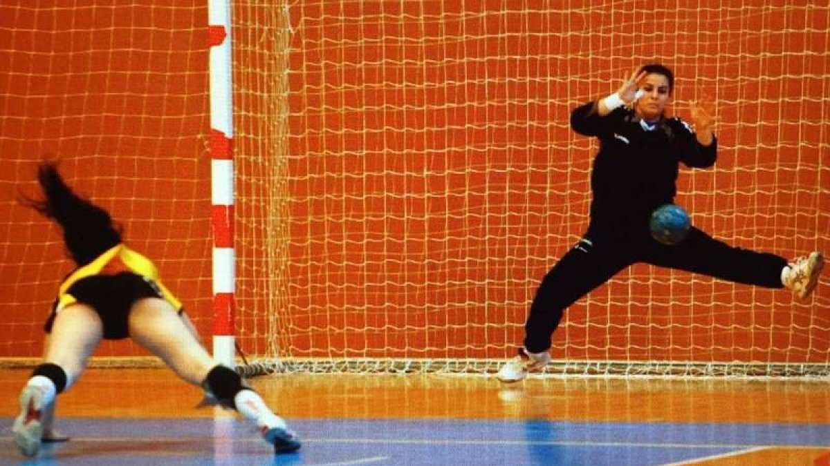 Ana María Muñoz refuerza la portería del equipo leonés para luchar por disputar el play off. DL.
