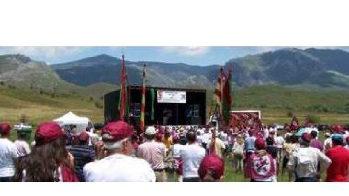 Pendones y banderas de León inundaron la campa de Rodiezmo.