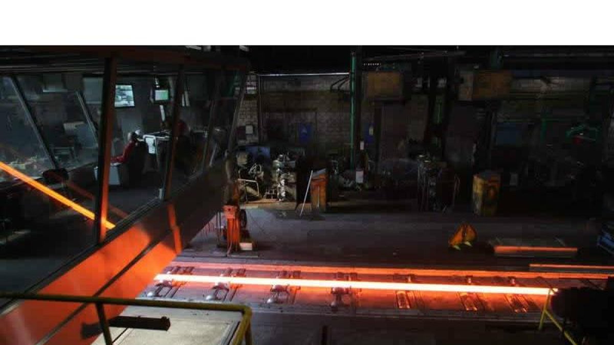 Uno de los trenes de laminado de Aceros Roldán, de donde saldrá el acero corrugado para componer la estructura del puente.