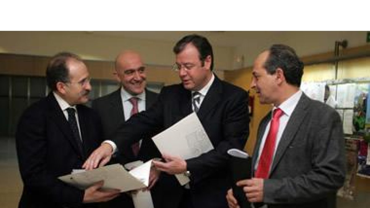 Luis Alberto Solís, Jesús Julio Camero, Antonio Silván  y Gerardo Arias, en la presentación de ayer