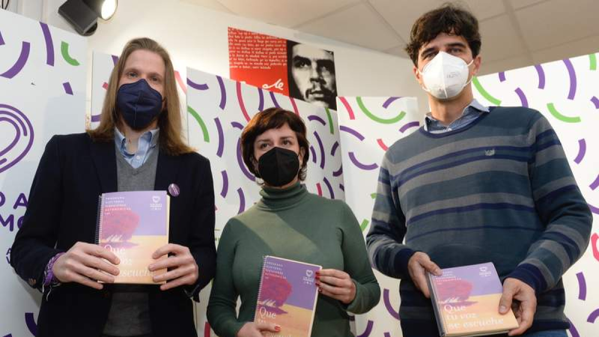 Pablo Fernández con parte de su lista. EFE