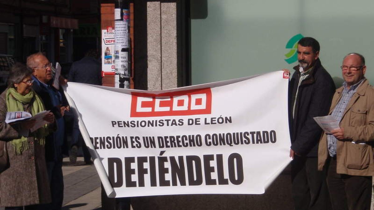 Los pensionistas leoneses de CC OO sacaron ayer su protesta a la calle.