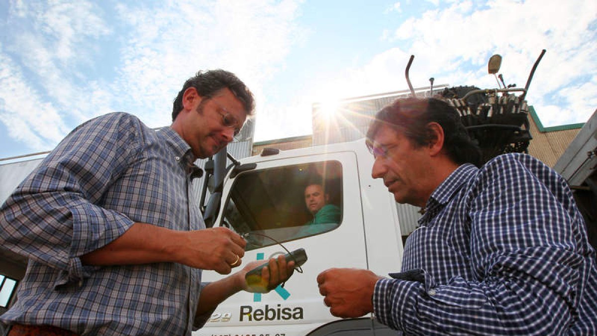 Juan Pedro Martínez Cancelo programa la PDA antes de comenzar la jornada de trabajo en Rebisa, la empresa que ha aplicado innovación a la recogida de animales muertos.