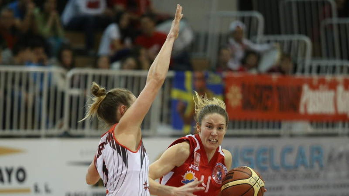 Anna Gómez trata de penetrar en la zona del equipo contrario