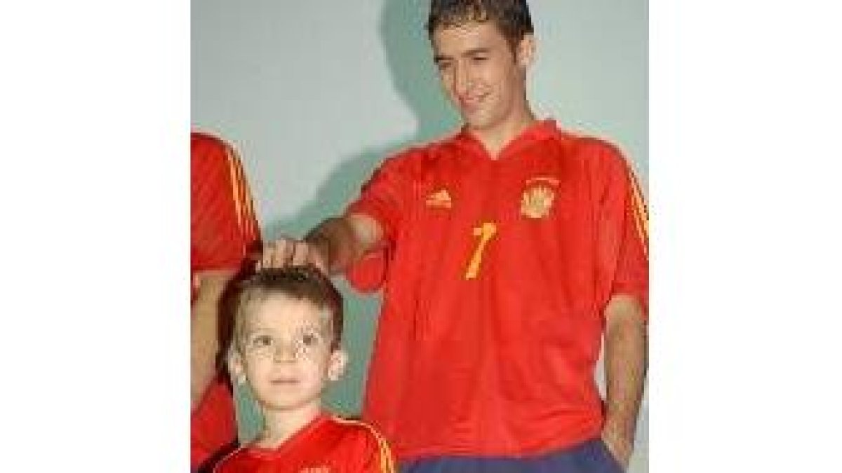 Raúl, en un momento de la presentación de la equipación española