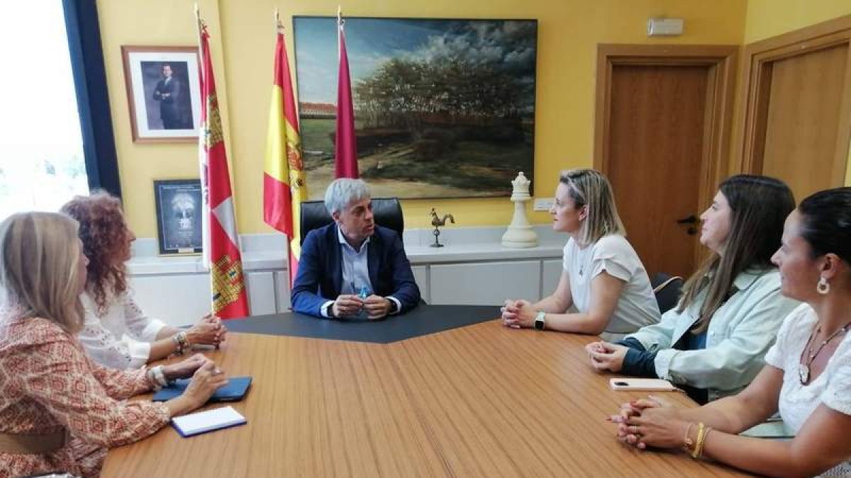 La directiva de Asele junto al delegado de la Junta. DL