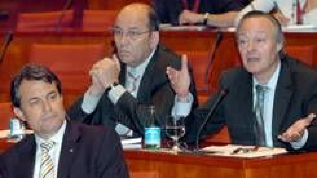 Josep Piqué interviene en el pleno en presencia de Francesc Vendrell (PPC) y Artur Mas (CiU)