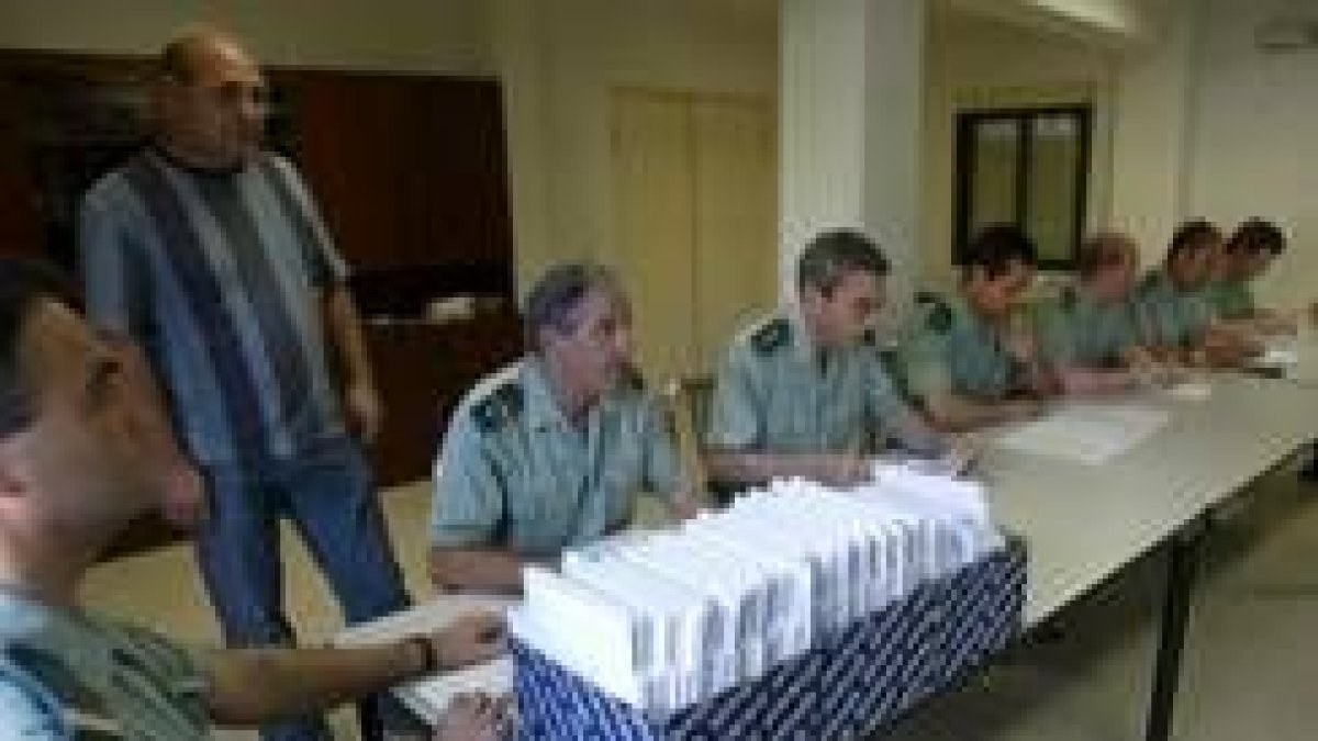 La subasta de armas de fuego que organiza anualmente la Guardia Civil reunió a numerosos pujadores