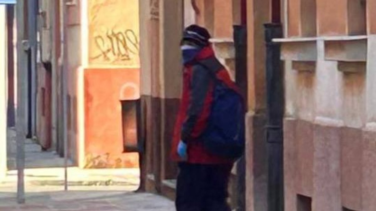 El supuesto autor del intento de atraco huye de la zona. DL