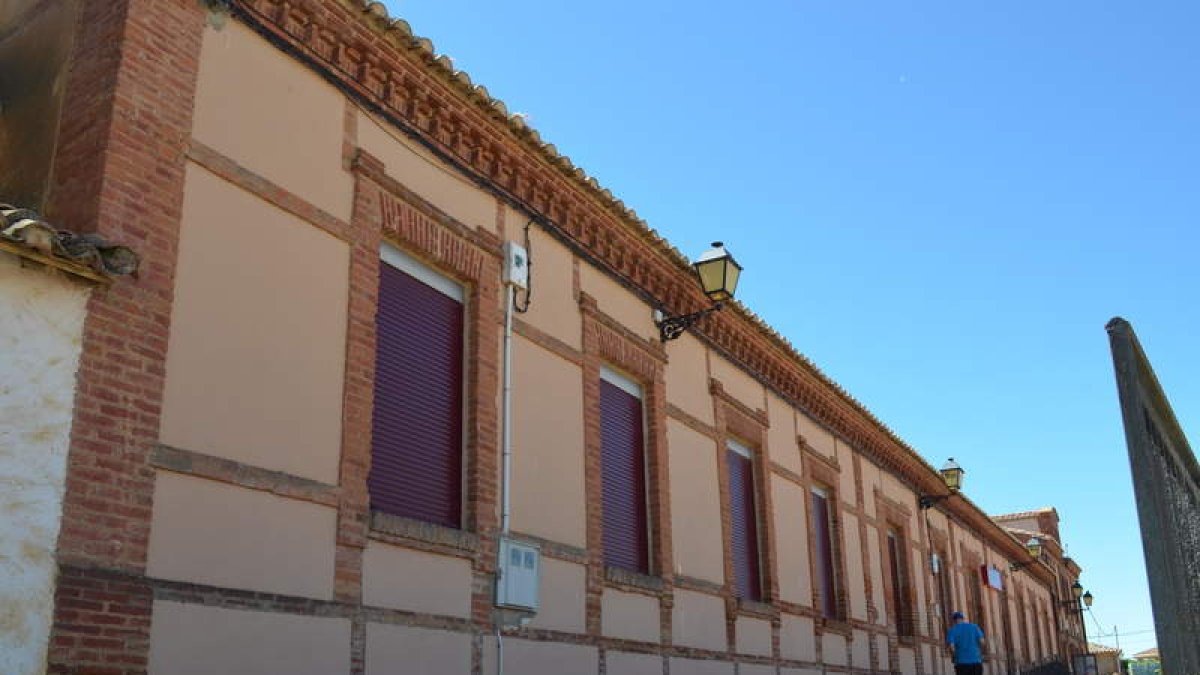 Imagen del edificio de las antiguas escuelas de Matadeón, convertido en bar y centro cultural. MEDINA