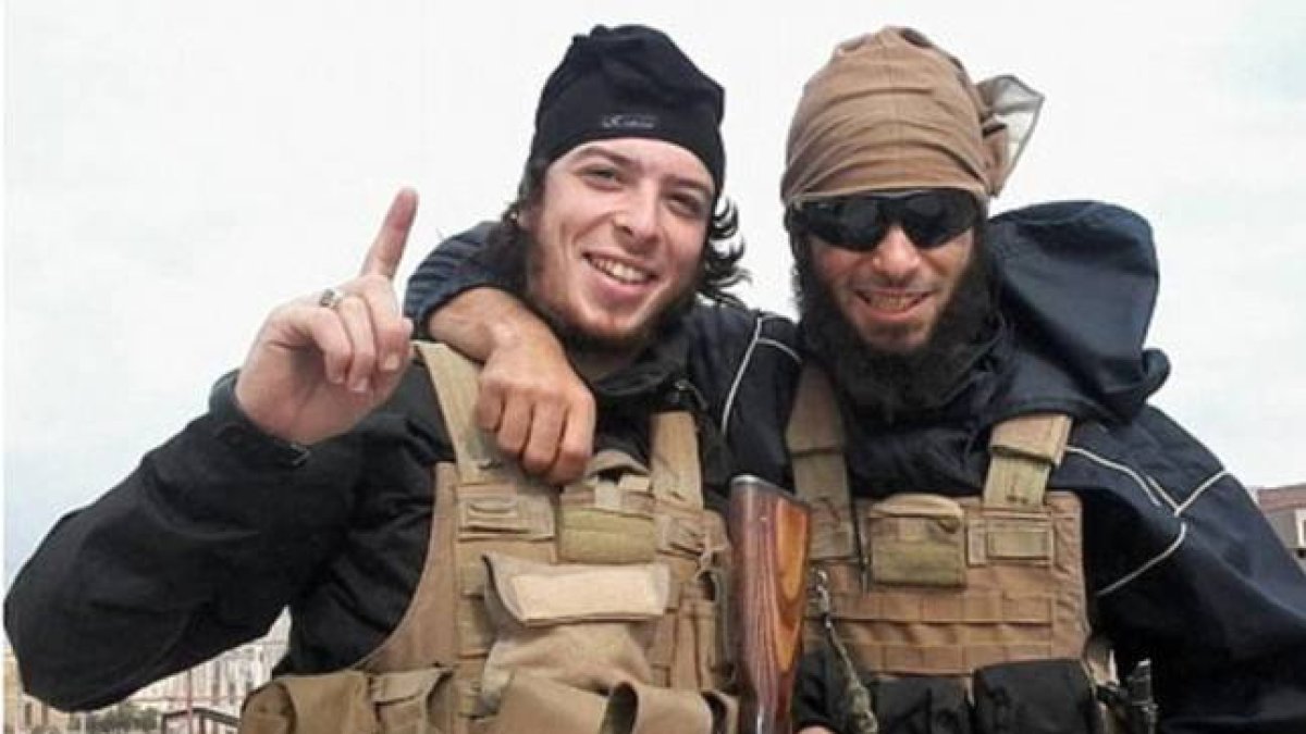 Redwane Hajaoui, a la izquierda, y Tarik Jadaoun, a la derecha, durante su estancia en Siria.