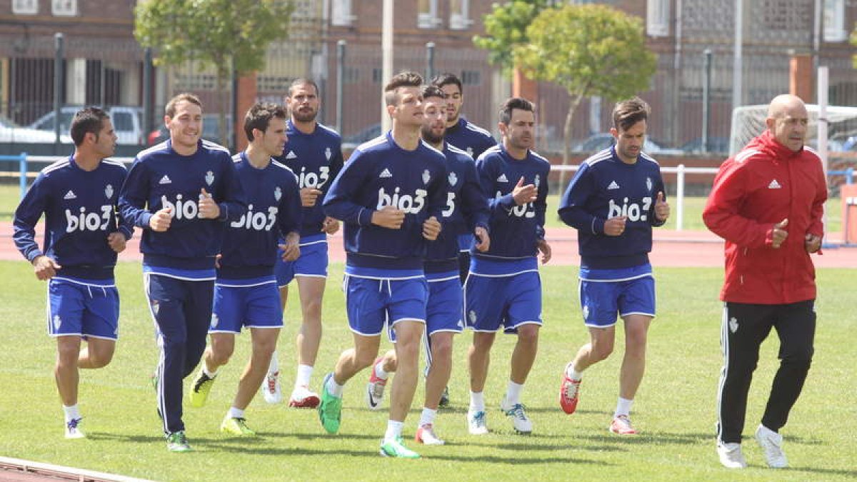 La plantilla de la Deportiva afronta un partido trascendental para sus aspiraciones de jugar la fase de ascenso a Primera.