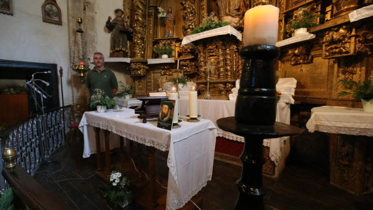 La tumba se encuentra bajo la tarima del altar de la iglesia