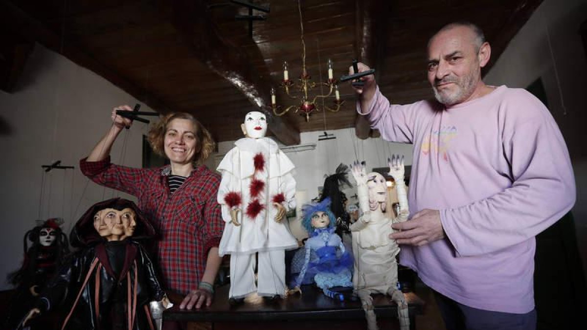 Miguel López y Begoña García con varias de sus criaturas.