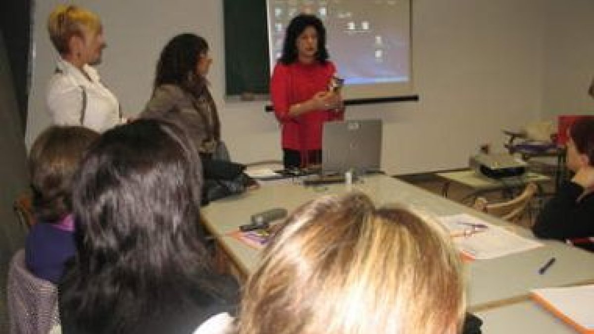 Teresa Gutiérrez presenta el proyecto de la escuela de Tarrasa.