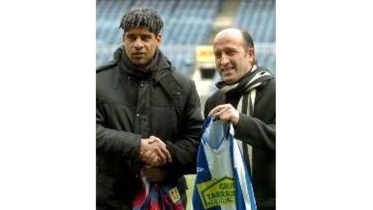 Rijkaard y Lotina se saludan en el que será el escenario del derbi
