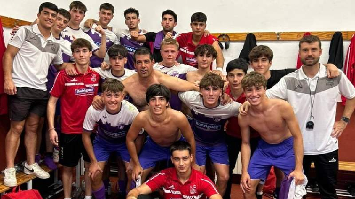 El equipo del CD La Bañeza celebra la victoria en Laguna. DL