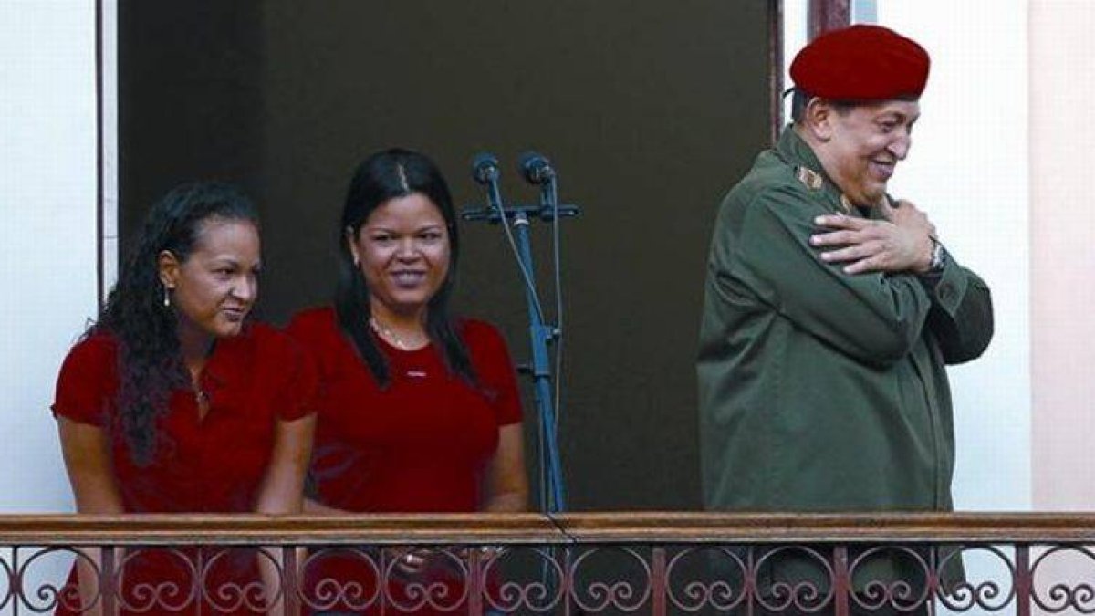 Chávez, junto a sus hijas Rosa (izquierda) y Maria, en Caracas en julio del 2011.