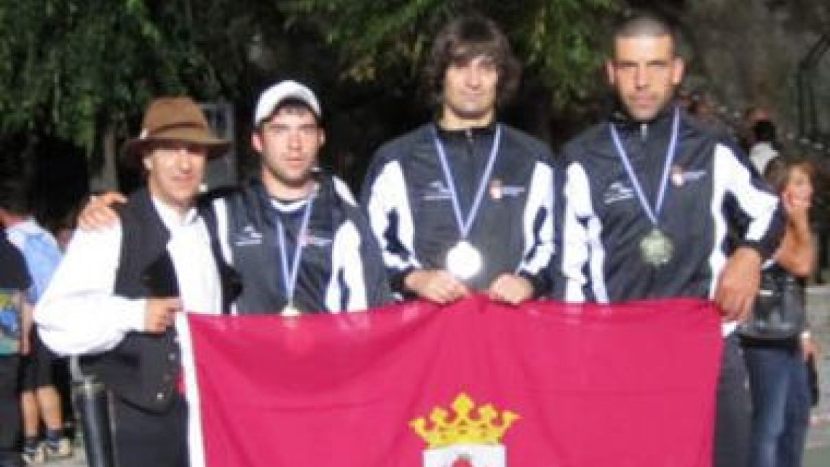 Los leoneses, con sus medallas, y Tolo, músico tradicional que completó la expedición.