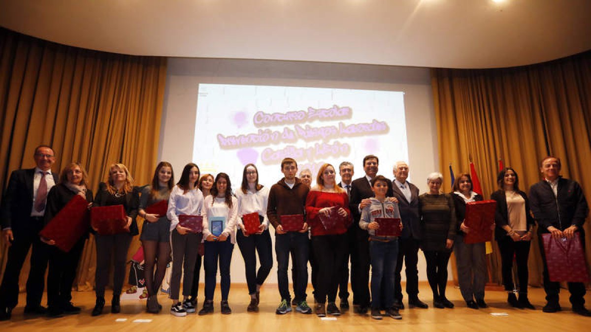 Carriedo en León, con los alumnos ganadores. MARCIANO PÉREZ
