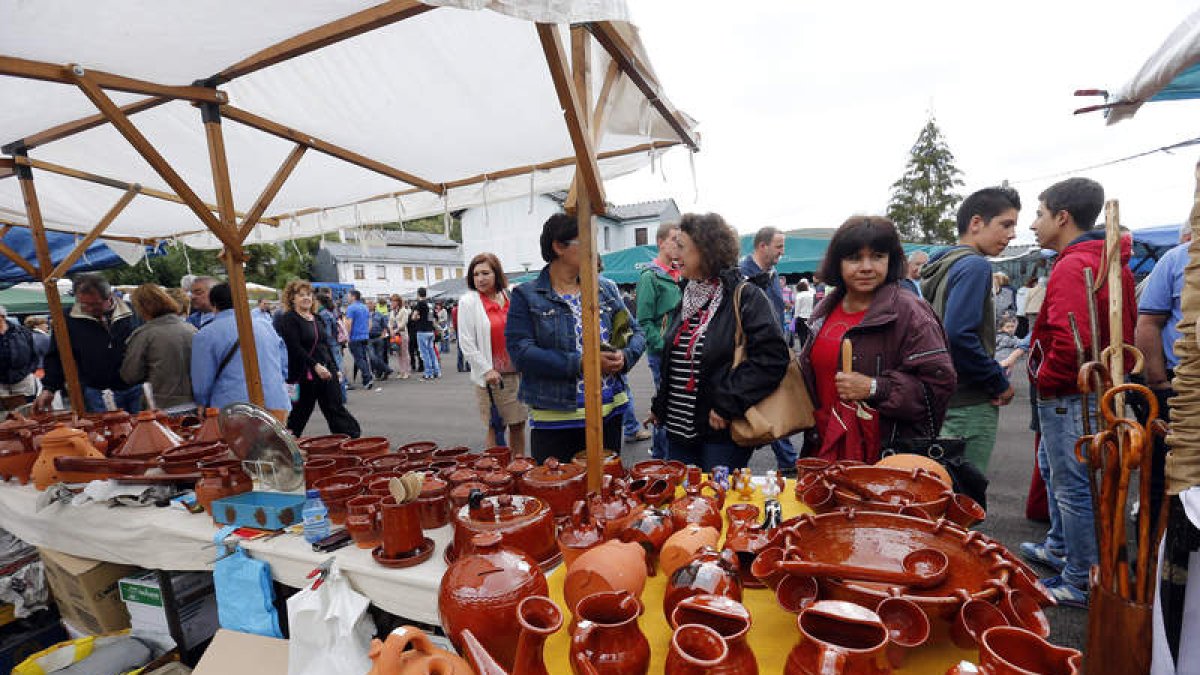 Puestos, caldereta, y demostraciones en directo animaron la feria en Murias.