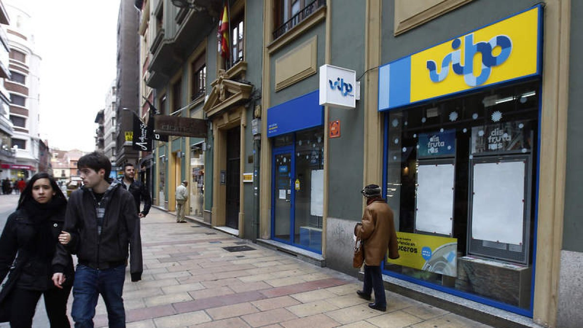 Oficina de viajes Vibo en León, ayer, cerrada tras anunciar el grupo Orizonia el cierre de la empresa.