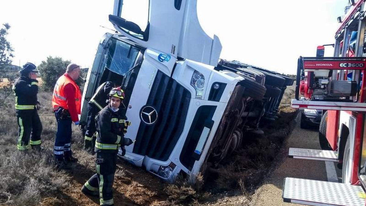 Los equipos de emergencias, en el lugar del accidente. BOMBEROS DE LEÓN