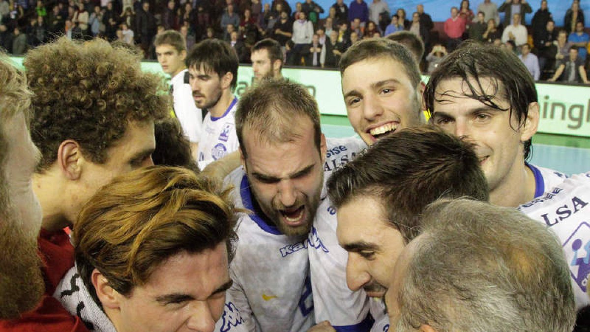 Juanjo, máximo artillero, festeja uno de sus goles. S. PÉREZ