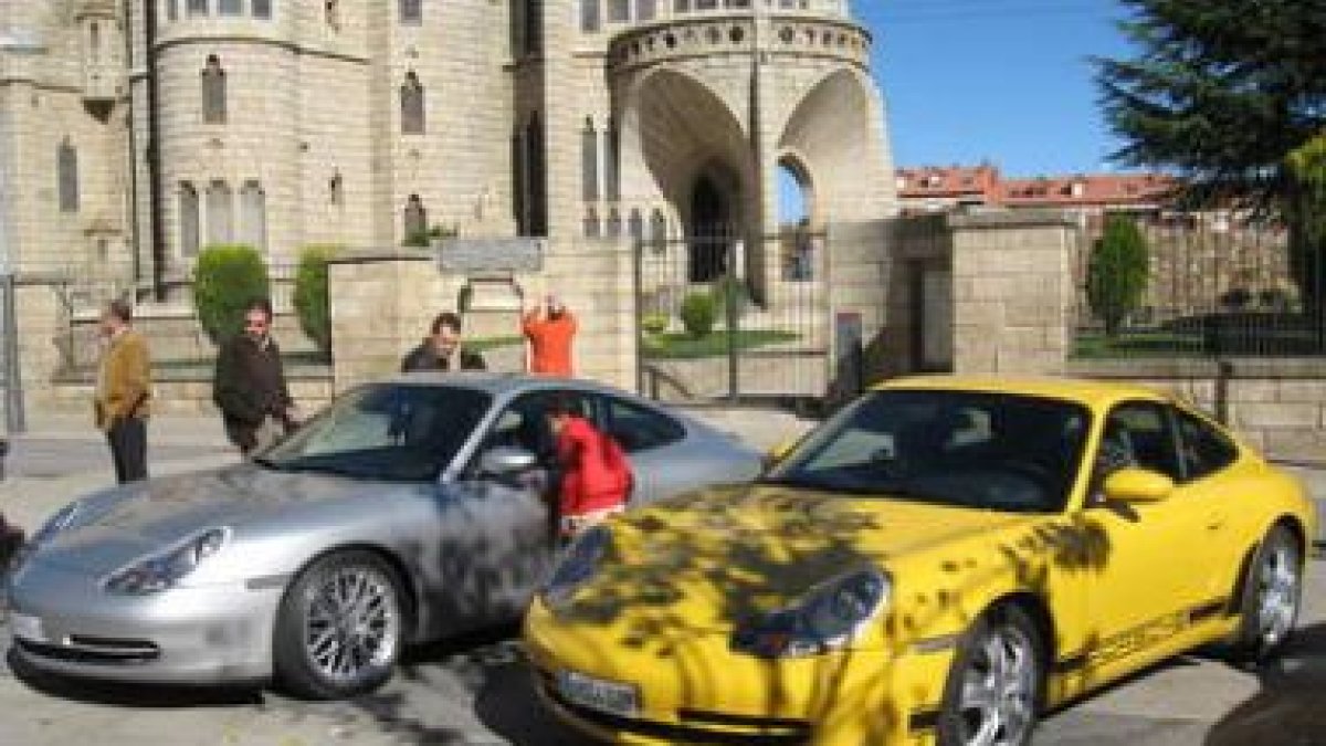 Modelos de Porsche junto a Gaudí en Astorga.
