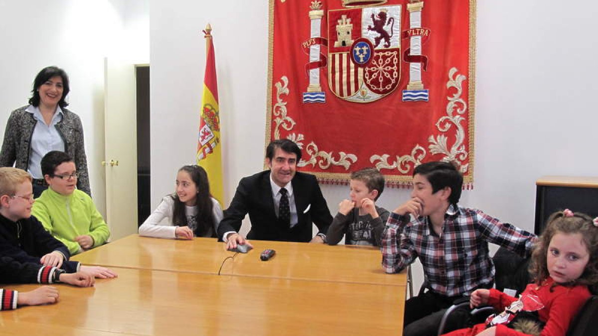 Hijos de trabajadores de la Administración en una imagen de familia con el subdelegado.