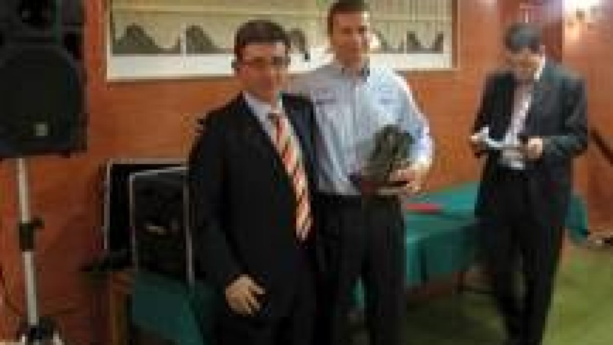 Jesús Esteban entregó a Jorge López de la Puente el premio gordo