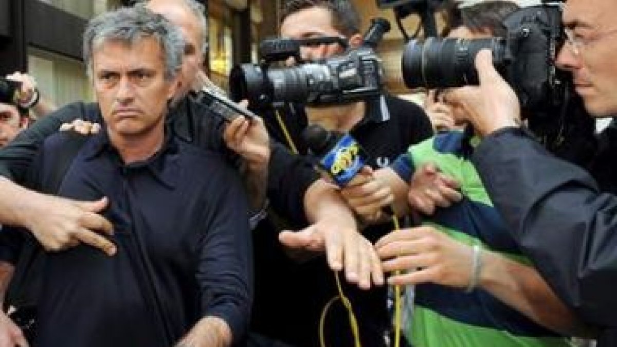 Mourinho ya es oficialmente entrenador del Real Madrid para las cuatro próxima campañas.