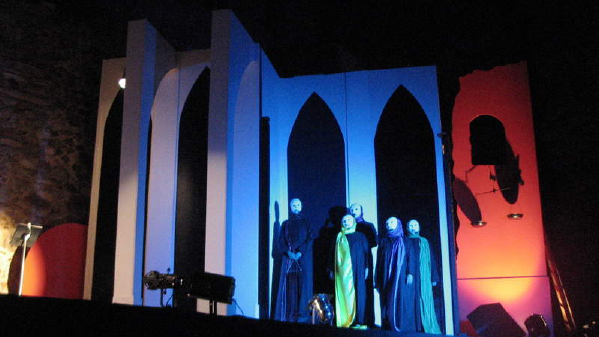 Las vocales, en el escenario, en una de las últimas escenas de la obra.