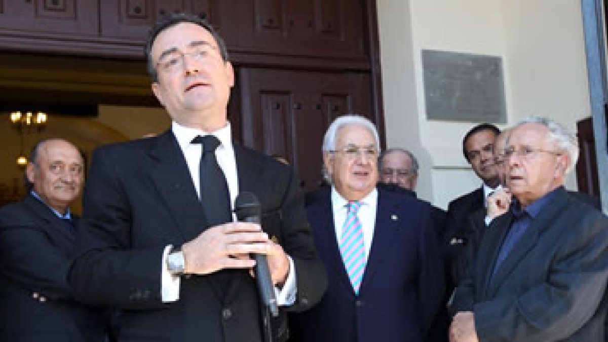 Salguero se dirige a los presentes escoltado por Clemente González, Pablo San José y Enrique García.