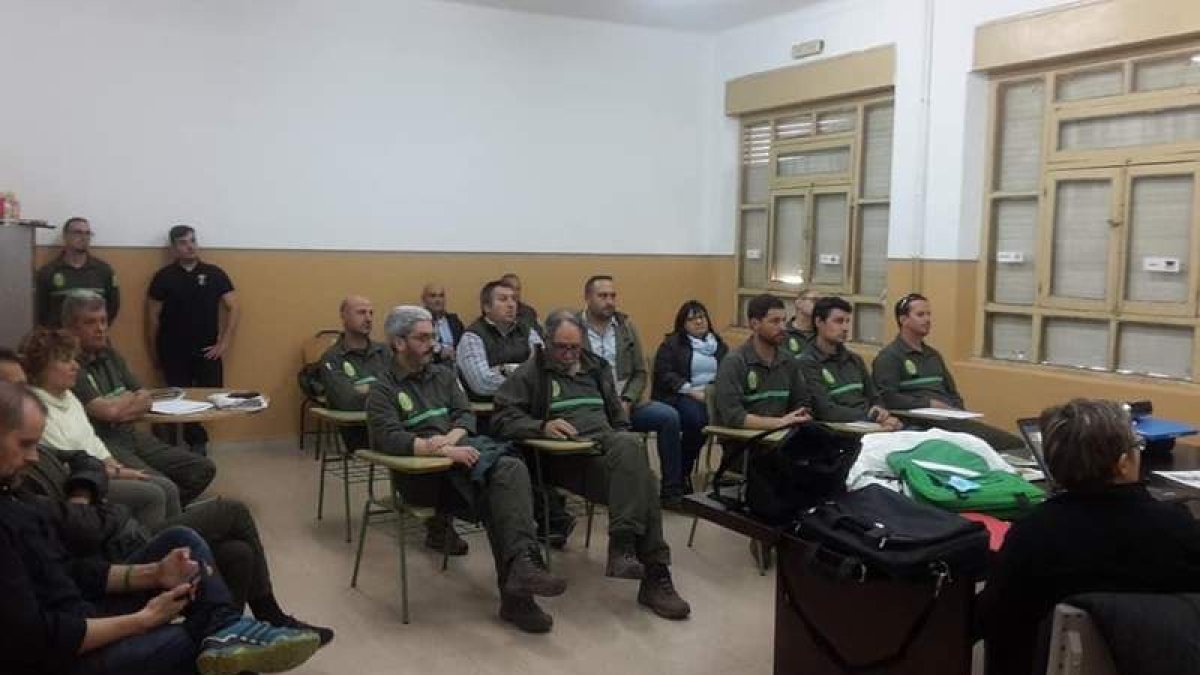 Un momento de la reunión en Villafranca sobre la suelta y el problema de la avispilla del castaño. DL