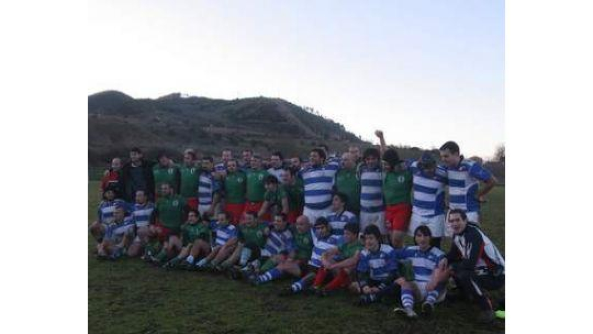 Los dos equipos posan tras el partido.