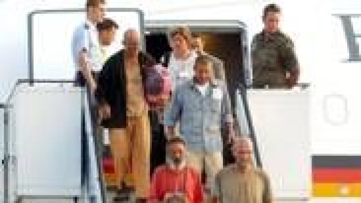 Varios de los turistas europeos retenidos bajan del avión en Colonia
