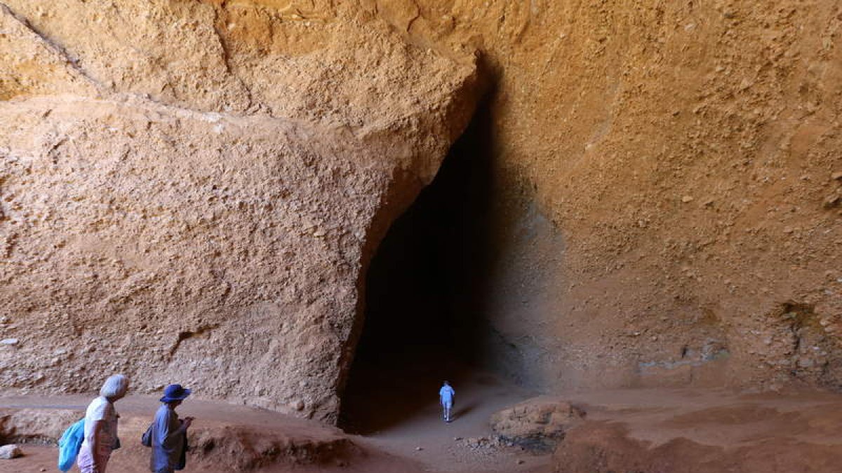 Un grupo de visitantes que se acercaron a Las Médulas adentrándose en la Cuevona. L. D. M.