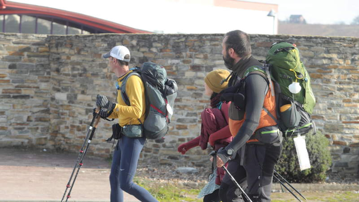 Estampa típica de peregrinos haciendo el Camino de Santiago a su paso por Cacabelos. ANA F. BARREDO