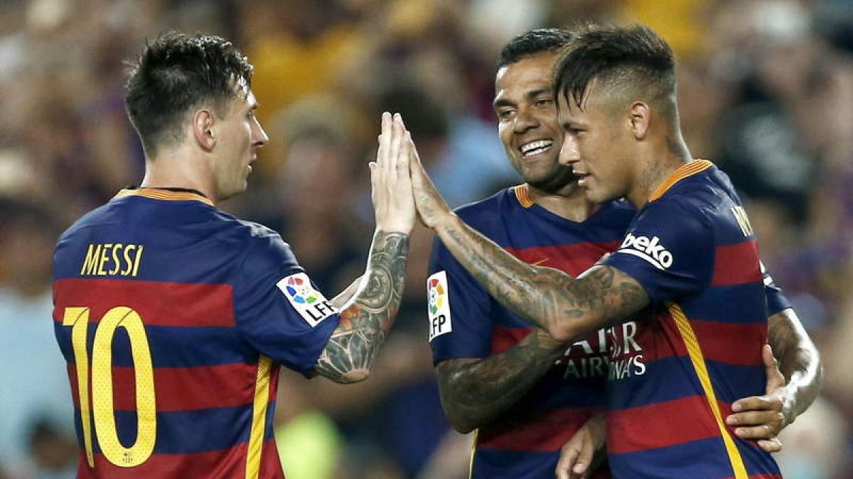 Messi, Alves y Neymar celebran uno de los goles.