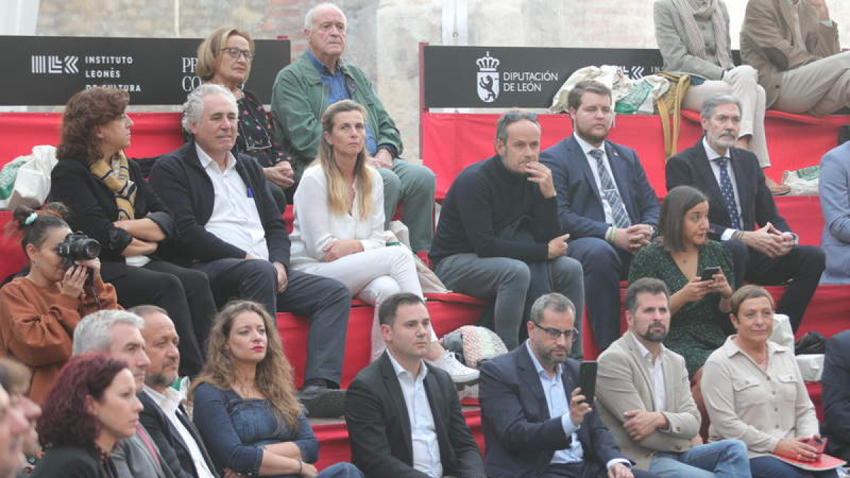 Ester Muñoz, Cendón, Ibán García, Tudanca y Carmen Morán. A la derecha, Eduardo Morán L. DE LA MATA