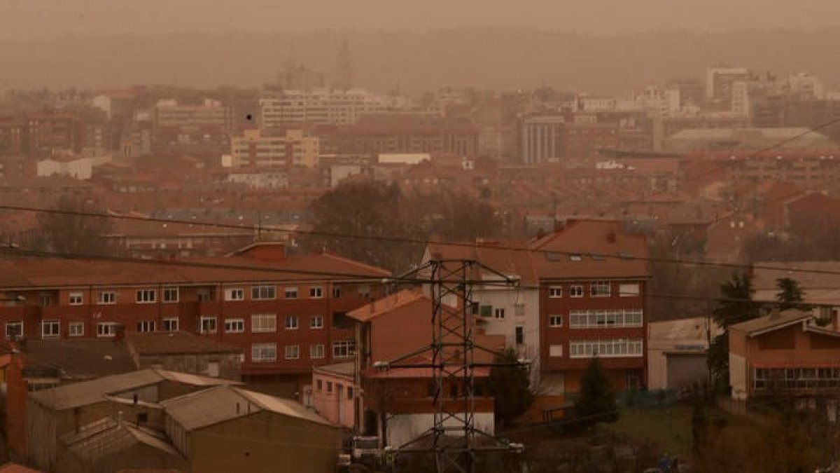 León, bajo una neblina de polvo africano, en el último episodio de este tipo. RAMIRO