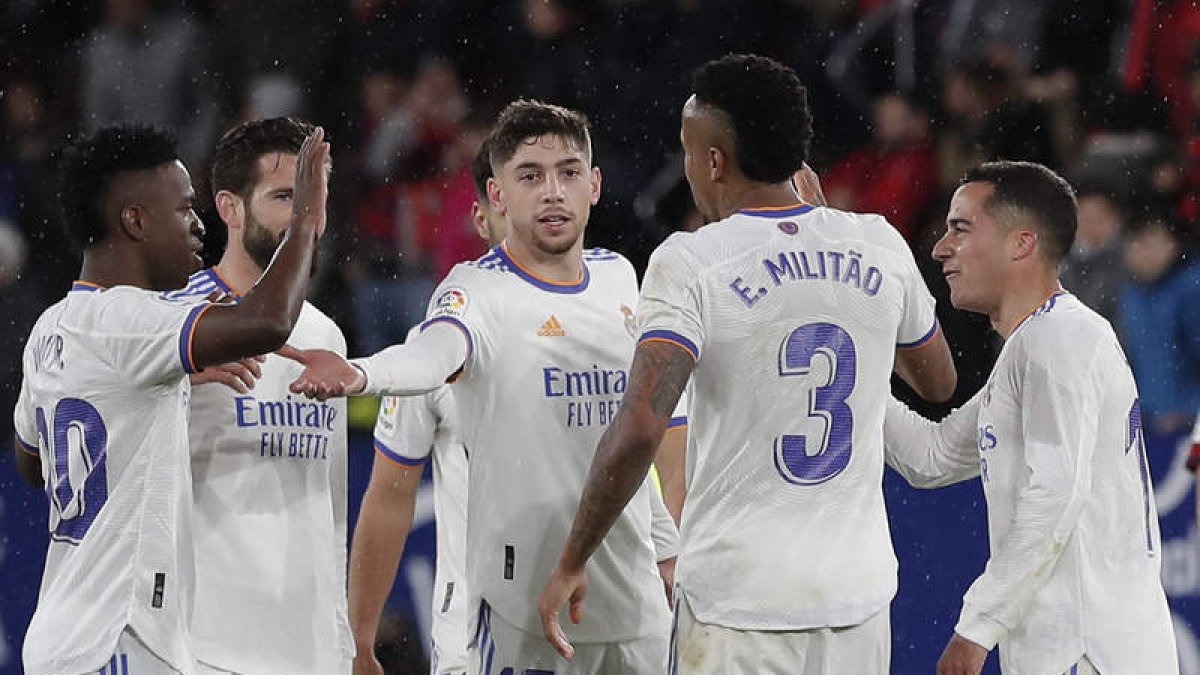 Los jugadores madridistas celebran la victoria ante el Osasuna que les acerca un poco más al título de Liga. VILLAR LÓPEZ