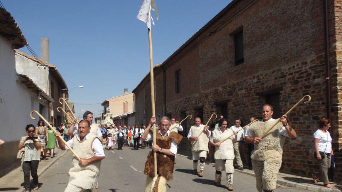 Los pastores recorren las calles del pueblo danzando con las cachas.
