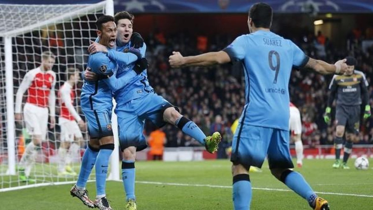 Messi ,Neymar y Suárez festejan el gol del argentino al Arsenal tras un sensacional contragolpe.