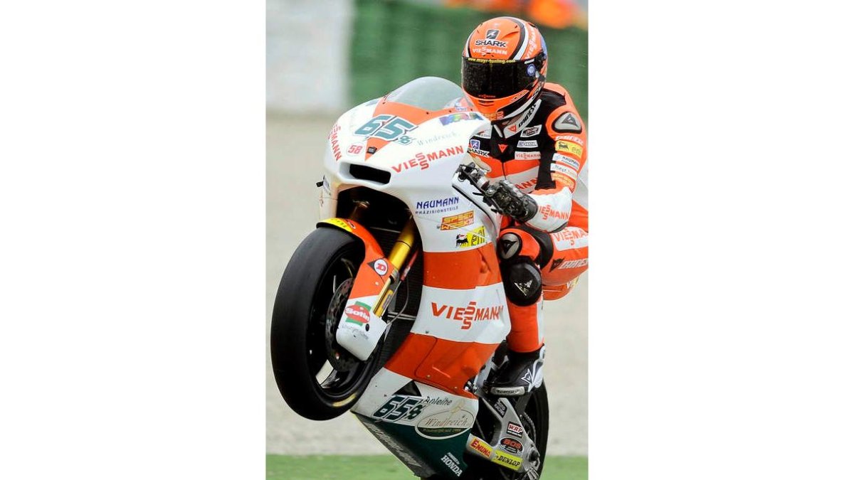 Bradl celebra su título mundial haciendo un caballito.